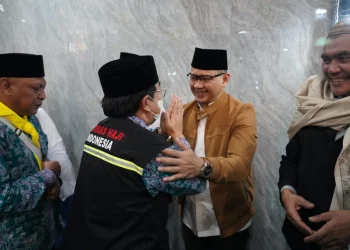 Pj Wali Kota Batu, Aries Agung Paewai, saat melepas keberangkatan sebanyak 204 CJH asal Kota Batu ke tanah suci di Masjid Sultan Agung, Senin (12/6/2023).