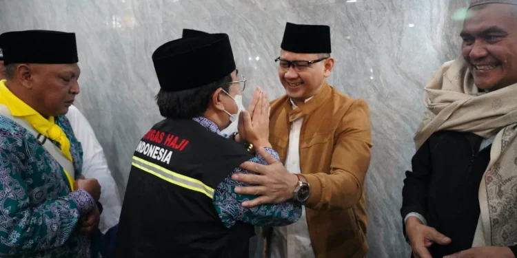 Pj Wali Kota Batu, Aries Agung Paewai, saat melepas keberangkatan sebanyak 204 CJH asal Kota Batu ke tanah suci di Masjid Sultan Agung, Senin (12/6/2023).