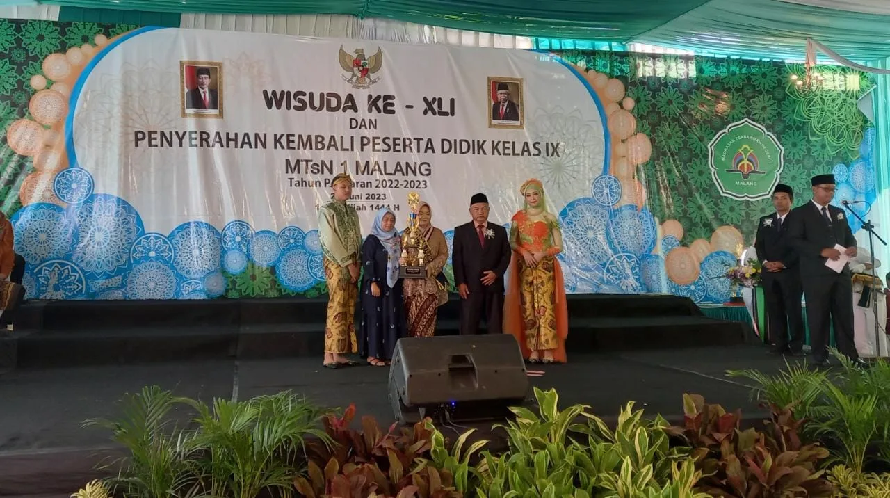 Pemberian apresiasi kepada wisudawan terbaik.