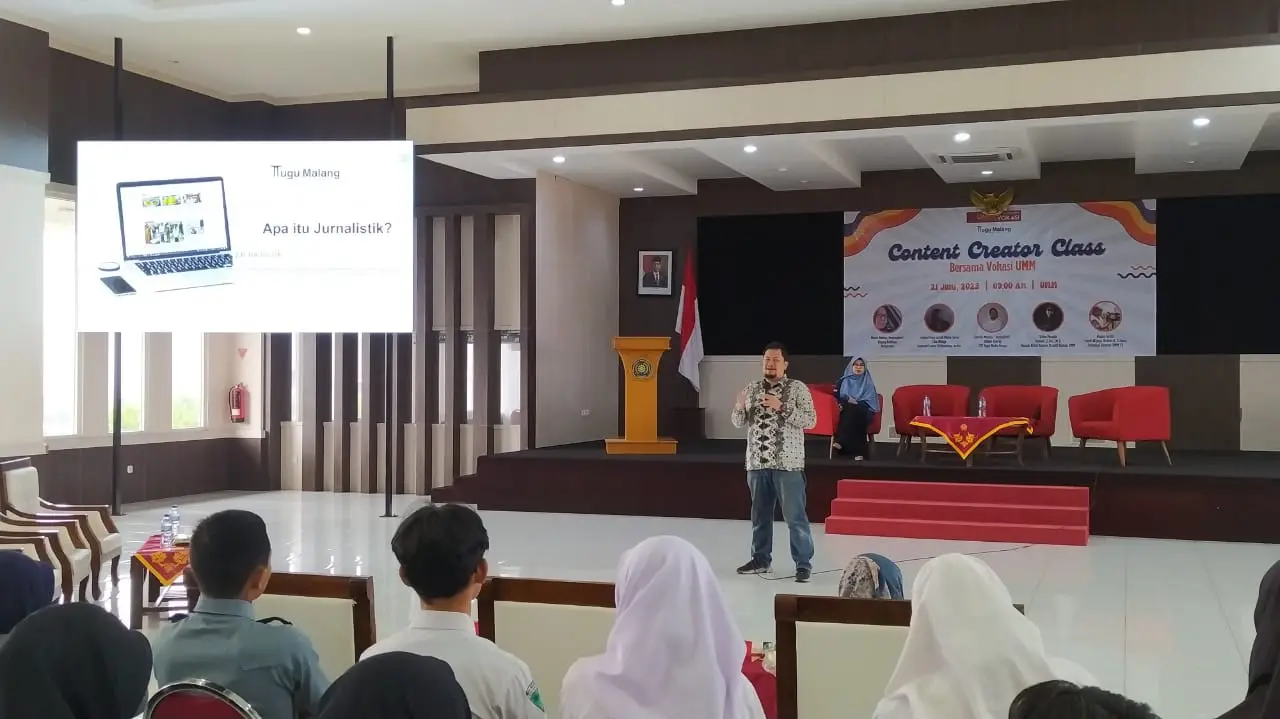CEO Tugu Media Group, Irham Thoriq, memberikan sentuhan jurnalistik dalam sesi Content Creator Class yang digelar Vokasi UMM, Rabu (21/6/2023).