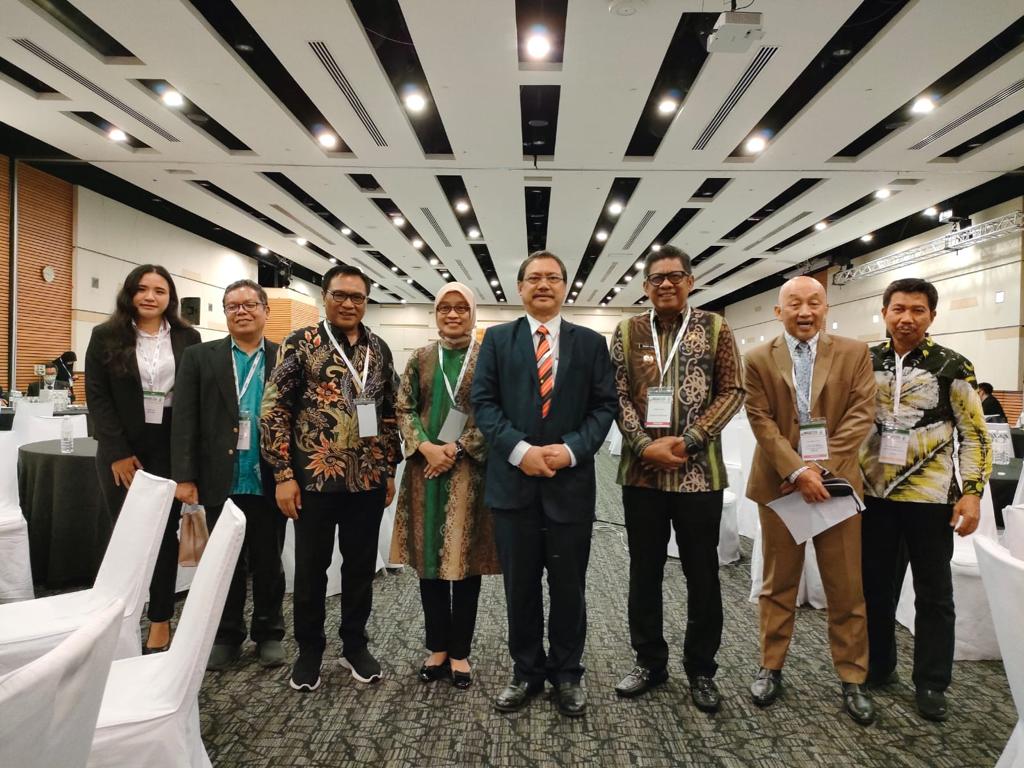 Foto bersama Wakil Wali Kota Malang, Ir H Sofyan Edi Jarwoko, dengan peserta The 5th International Energy Week (IEW) Expo & Summit di Kuching. 