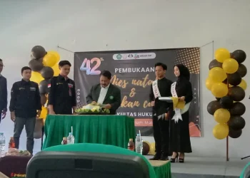 Pemotongan Tumpeng secara Simbolis oleh Dekan FH UNISMA.