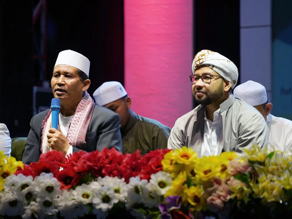 Wakil Rektor III Unisma Dr Ir H Badat Muwakhid MP (kiri) bersama Habib Ja’far Bin Utsman Al-Jufri.