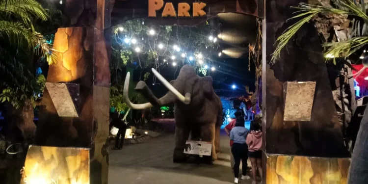 Nikmati wahana jurassic park lewat promo plat N di Malang Night Paradise.