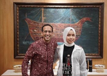 Menteri Pendidikan, Kebudayaan, Riset, dan Teknologi (Mendikbud Ristek), Nadiem Anwar Makarim, memberikan beasiswa penuh kepada Putri Ariani pada Jumat (9/6/2023).