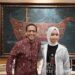 Menteri Pendidikan, Kebudayaan, Riset, dan Teknologi (Mendikbud Ristek), Nadiem Anwar Makarim, memberikan beasiswa penuh kepada Putri Ariani pada Jumat (9/6/2023).