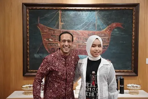 Menteri Pendidikan, Kebudayaan, Riset, dan Teknologi (Mendikbud Ristek), Nadiem Anwar Makarim, memberikan beasiswa penuh kepada Putri Ariani pada Jumat (9/6/2023).