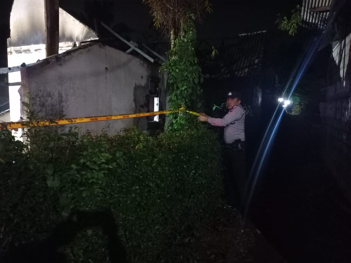 Petugas melakukan olah TKP di dua rumah yang alami kebakaran di Bululawang. 