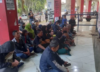 Keluarga korban Tragedi Kanjuruha menggelar doa bersama di depan Gate 13 Stadion Kanjuruhan.