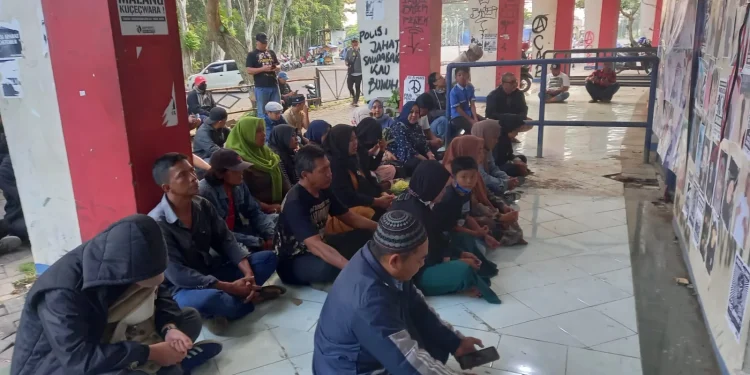 Keluarga korban Tragedi Kanjuruha menggelar doa bersama di depan Gate 13 Stadion Kanjuruhan.