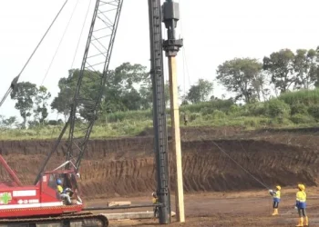 Proses pemancangan tiang pertama proyek gedung berbentuk Ar-Rahim Kampus 3 UIN Malang.