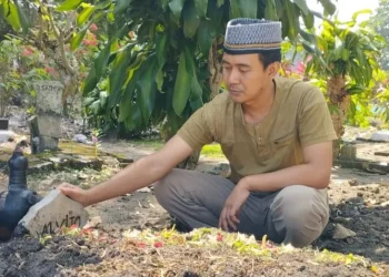 Imam Jazuli, ayah korban dugaan malpraktik saat berkunjung ke pusara anaknya yang meninggal dalam perawatan di RSU di wilayah Jalan Raya Karangploso Malang.