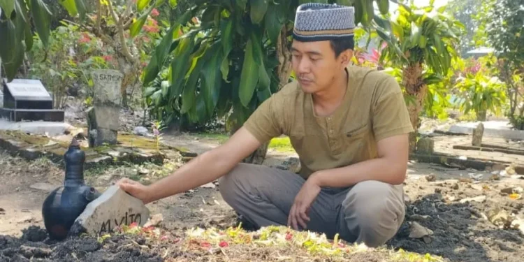 Imam Jazuli, ayah korban dugaan malpraktik saat berkunjung ke pusara anaknya yang meninggal dalam perawatan di RSU di wilayah Jalan Raya Karangploso Malang.