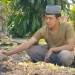 Imam Jazuli, ayah korban dugaan malpraktik saat berkunjung ke pusara anaknya yang meninggal dalam perawatan di RSU di wilayah Jalan Raya Karangploso Malang.