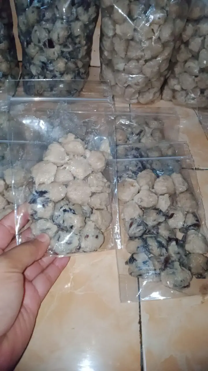 Bakso jamur olahan Vita yang dibungkus dalam kemasan ekonomis.