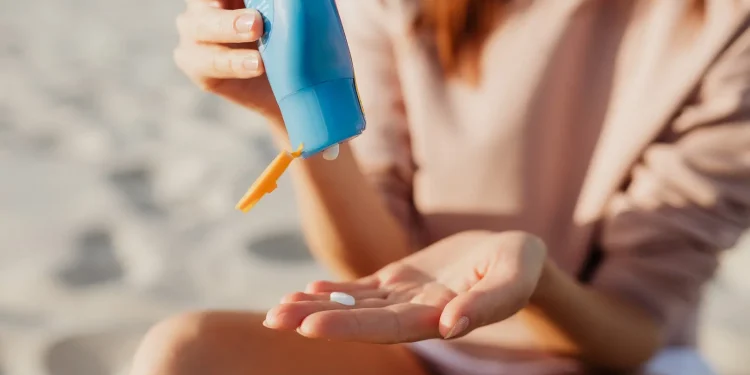 Ilustrasi penggunaan sunscreen.