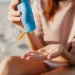Ilustrasi penggunaan sunscreen.