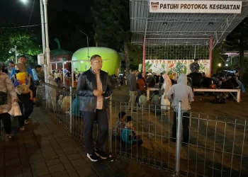 Pj Wali Kota Batu, Aries Agung Paewai, saat berkunjung ke Alun-Alun Kota Batu dan menemui banyak sampah dibuang sembarangan.