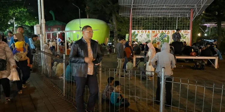 Pj Wali Kota Batu, Aries Agung Paewai, saat berkunjung ke Alun-Alun Kota Batu dan menemui banyak sampah dibuang sembarangan.