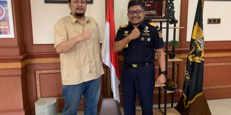 CEO Tugu Media Irham Thoriq bersmaa Ir. Agus Sudarmadi, M.Sc Kepala Kantor Wilayah Ditjen Bea Cukai Jawa Timur II.