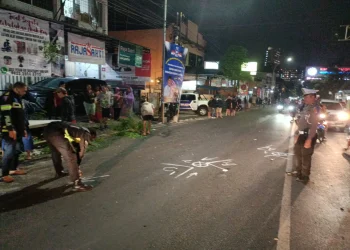 Petugas melakukan olah TKP di lokasi kecelakaan beruntun di Jalan Raya Tlogomas, Kota Malang.