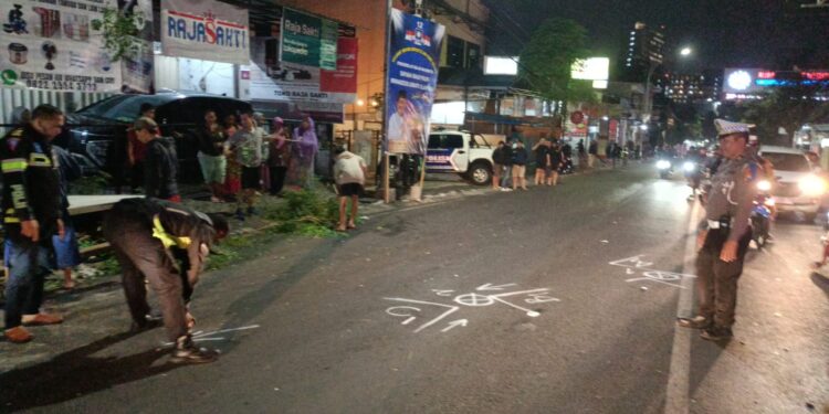 Petugas melakukan olah TKP di lokasi kecelakaan beruntun di Jalan Raya Tlogomas, Kota Malang.