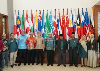 Gubernur Narathiwat Thailand, Sanan Phongakson bersama jajarannya dari dinas pendidikan di provinsi dan daerah saat mengunjungi Universitas Islam Malang.