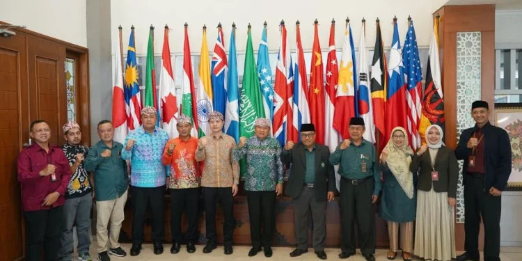 Gubernur Narathiwat Thailand, Sanan Phongakson bersama jajarannya dari dinas pendidikan di provinsi dan daerah saat mengunjungi Universitas Islam Malang.