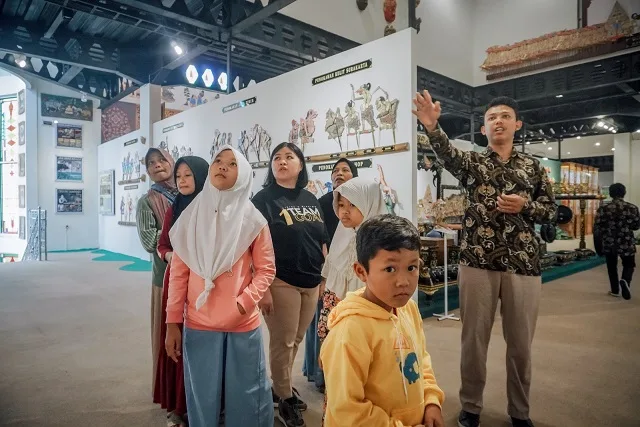 Para anak asuh Grand Mercure Malang Mirama saat dibawa berlibur ke Museum Ganesya.
