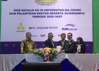 Penyerahan cindera mata oleh Prof Dr Murpin Josua Sembiring SE MSi (dua dari kiri) kepada rektor periode 2023-2027 Dr Ir Stefanus Yufra M Taneo MS MSc (dua dari kanan).