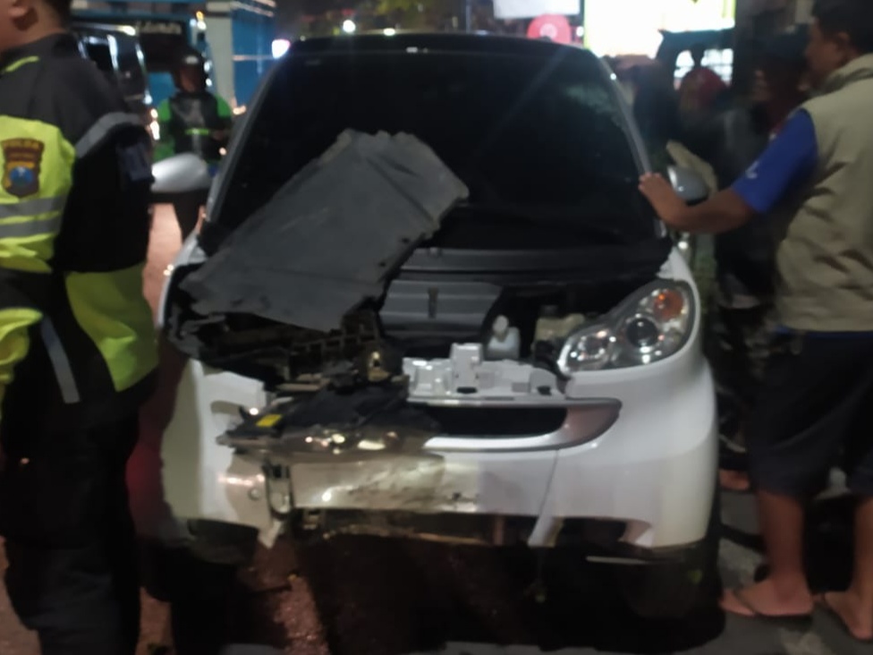 Kondisi mobil Smart Fortwo usai terlibat kecelakaan beruntun di Tlogomas, Kota Malang.