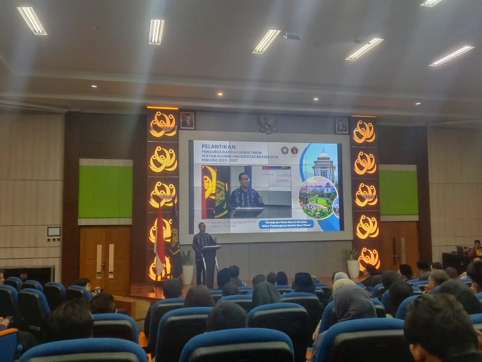 Rektor UB, Prof Widodo memberikan sambutan dalam pelantikan pengurus daerah IKA UB Jatim di Gedung Magister FEB UB.