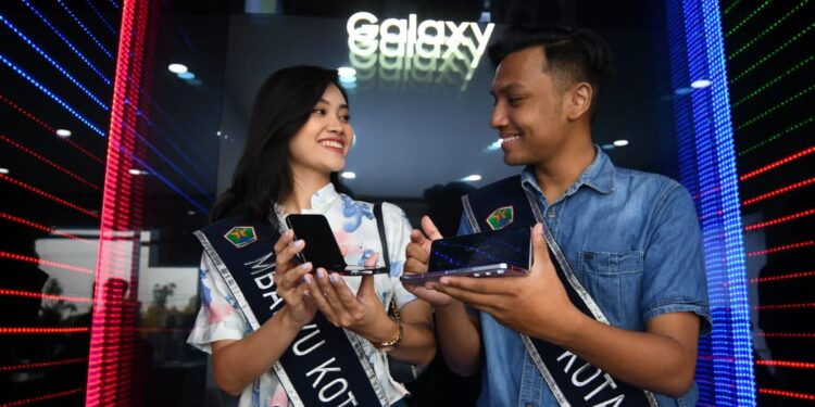 Para influencer Malang dikenalkan berbagai fitur baru dan canggih dari seri terbaru Samsung Z Fold5 dan Flip5 di Samsung Experience Store Bumilindo di Mal Elpico Malang.