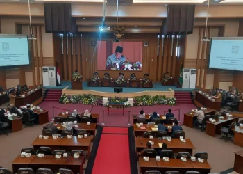 Rapat paripurna membahas raperda pajak dan retribusi daerah.