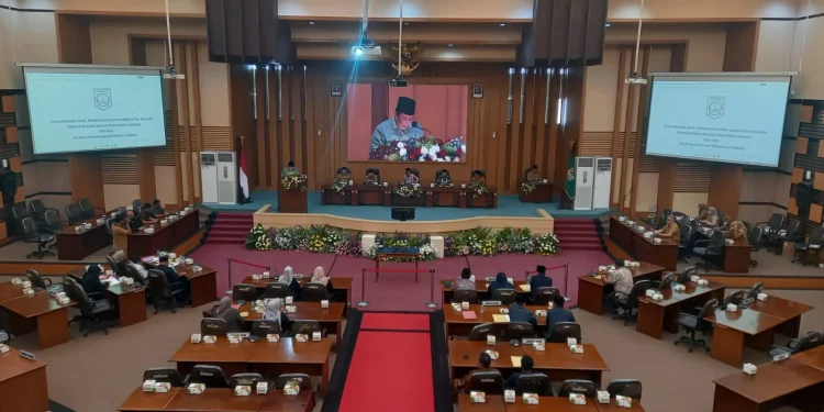 Rapat paripurna membahas raperda pajak dan retribusi daerah.