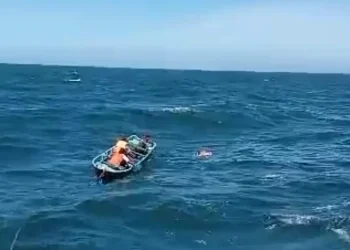 Petugas melakukan evakuasi terhadap jenazah korban yang ditemukan di Pantai Popoh.