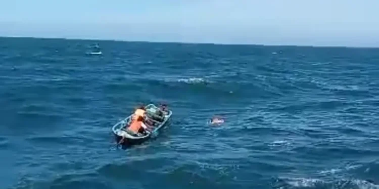 Petugas melakukan evakuasi terhadap jenazah korban yang ditemukan di Pantai Popoh.