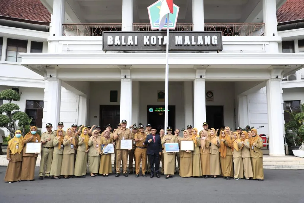 Foto bersama jajaran penerima apresiasi di Balaikota Malang. 