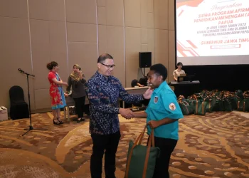 Pj Wali Kota Batu Aries Agung Paewai saat melepas para siswa program ADEM Jatim. Mereka akan bersekolah di Jatim, termasuk di Kota Batu.