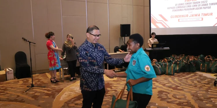 Pj Wali Kota Batu Aries Agung Paewai saat melepas para siswa program ADEM Jatim. Mereka akan bersekolah di Jatim, termasuk di Kota Batu.