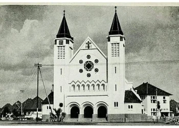 Gereja Immanuel merupakan salah satu bangunan cagar budaya Kota Malang, dirancang oleh Rijksen en Estourgie dan dibangun tahun 1934.