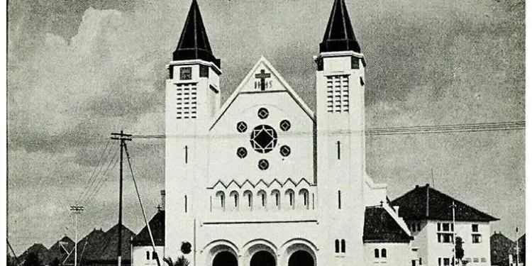 Gereja Immanuel merupakan salah satu bangunan cagar budaya Kota Malang, dirancang oleh Rijksen en Estourgie dan dibangun tahun 1934.