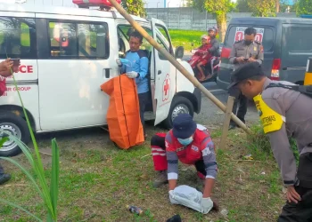 Petugas mengevakuasi bungkusan berisi bayi perempuan yang dalam keadaan tewas.