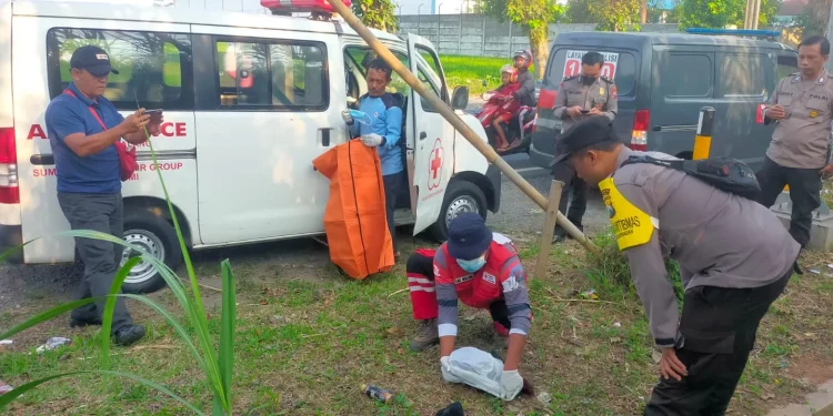 Petugas mengevakuasi bungkusan berisi bayi perempuan yang dalam keadaan tewas.