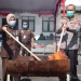 Kajari Kabupaten Malang, Diah Yuliastuti dan Kapolres Malang, AKBP Putu Kholis Aryana memusnahkan barang bukti narkoba.