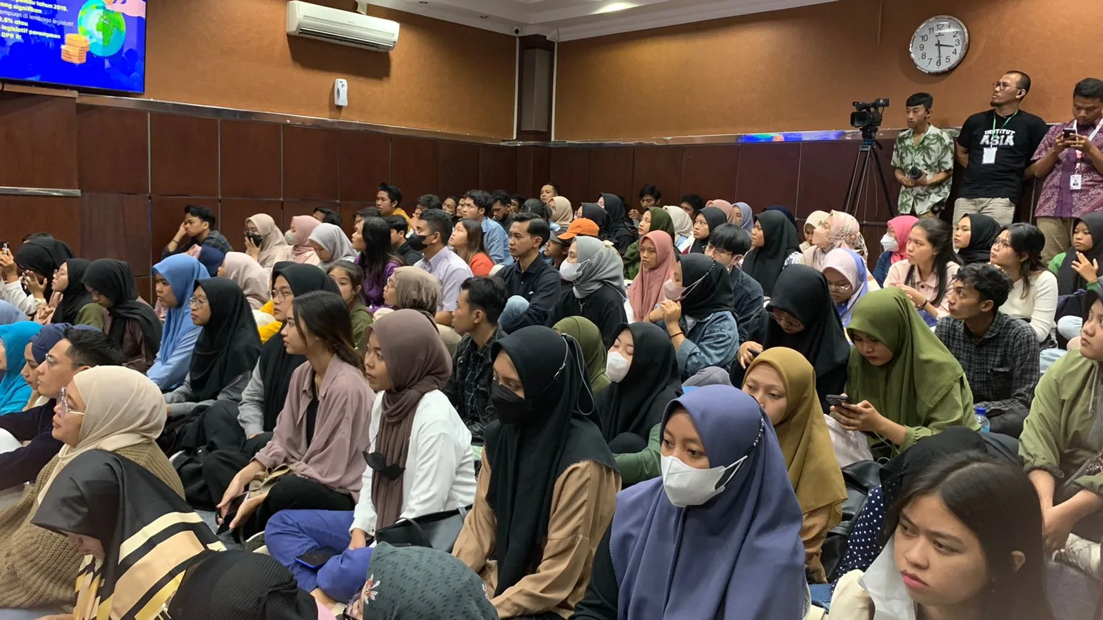 Sebagian peserta yang notabene kaum muda ikut menyimak sharing Rektor Risa Santoso dan Najwa Sihab