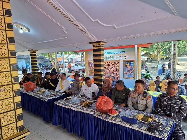 Tokoh masyarakat hadir dalam kegiatan larung sesaji di Desa Srigonco.