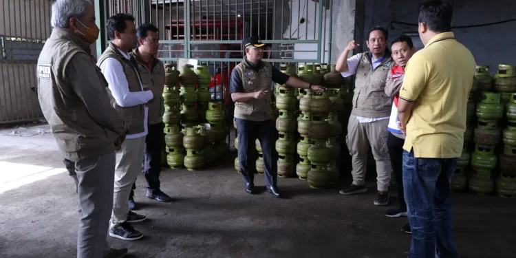 Pj Wali Kota Batu Aries Agung Paewai saat melakukan sidak ke pangkalan LPG.