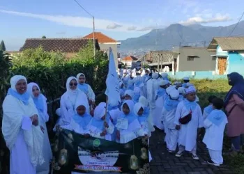 Sejumlah mahasiswa KKN UM mendampingi siswa di kegiatan manasik haji.