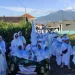 Sejumlah mahasiswa KKN UM mendampingi siswa di kegiatan manasik haji.